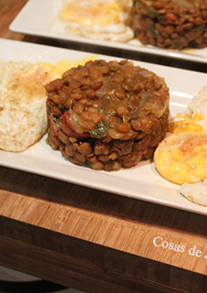 Una foto de Montadito de lentejas con huevos fritos