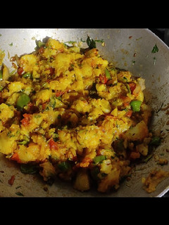 ડુંગળી બટાકા ની સુકી ભાજી (Dungri Bataka Suki Bhaji Recipe In Gujarati) રેસીપી મુખ્ય ફોટો
