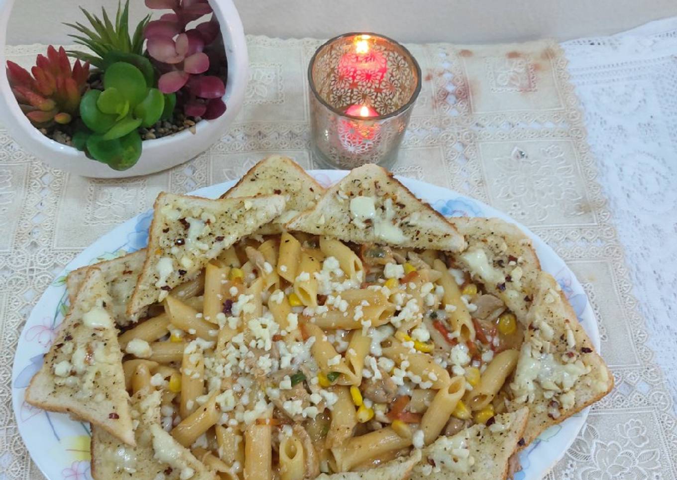 Pink cheese pasta with garlic bread