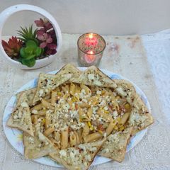 A picture of Pink cheese pasta with garlic bread.