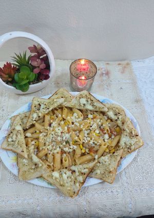 A picture of Pink cheese pasta with garlic bread.
