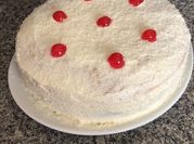 Una foto de postres con cerezas en almibar
