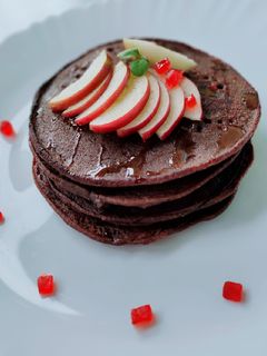 रागी एप्पल पैनकेक (ragi apple pancake recipe in Hindi) रेसिपी मुख्य फोटो