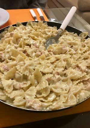 Una foto de Fideos a la parisienne con crema jamón y pollo. Delicioso 😋