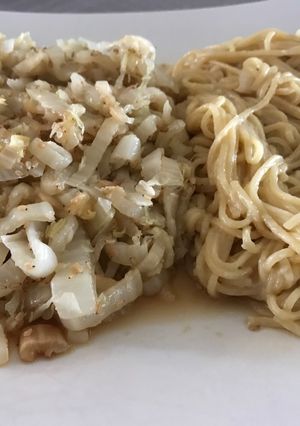 Une photo de Pâtes et chou chinois au sésame