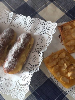 Una foto de Variados de pepitos de crema y tartitas de manzana con mermelada de melocotón 😋