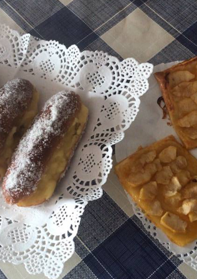 Una foto de Variados de pepitos de crema y tartitas de manzana con mermelada de melocotón 😋