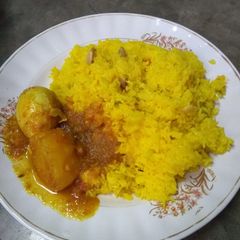 A picture of Pulav and egg curry.