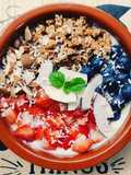 Breakfast bowl con yogurt di soia, granola e frutta fresca