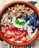 Breakfast bowl con yogurt di soia, granola e frutta fresca