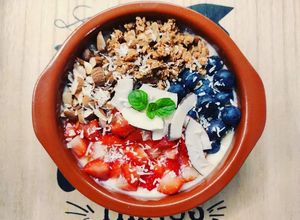 Foto di Breakfast bowl con yogurt di soia, granola e frutta fresca