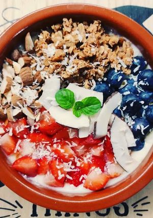 Foto di Breakfast bowl con yogurt di soia, granola e frutta fresca