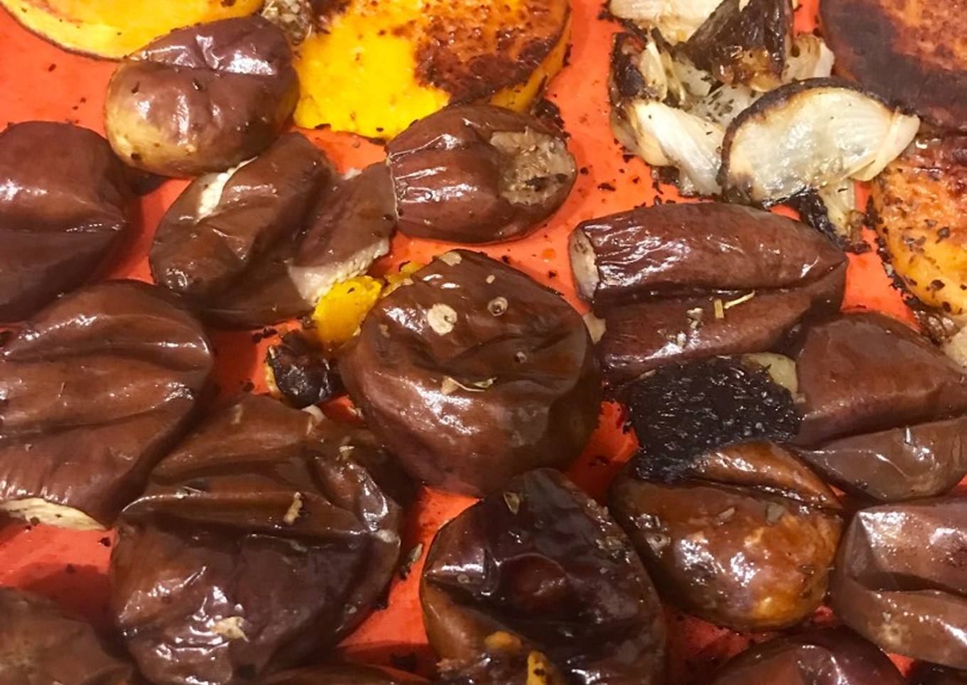 Guarnición de berenjenas baby, calabaza y cebollas asadas