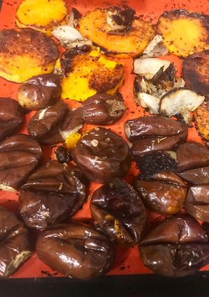 Una foto de Guarnición de berenjenas baby, calabaza y cebollas asadas