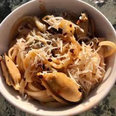 A picture of Linguine with Mussels.