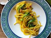 Una foto di carbonara di zucchine