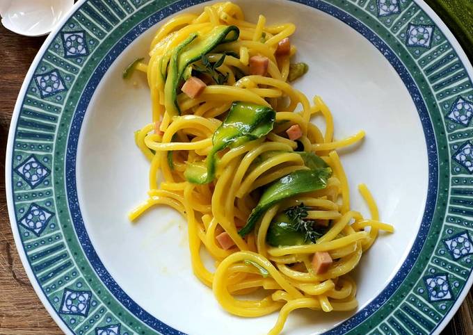 Carbonara con zucchine e prosciutto