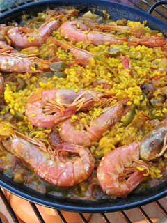 Una foto de Arroz con conejo y gambones