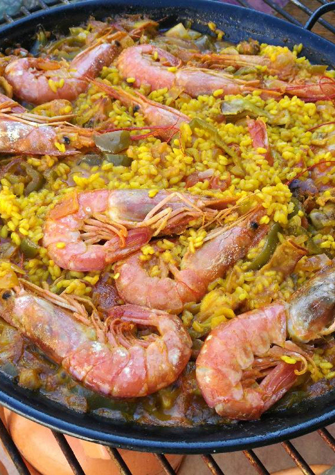 Una foto de Arroz con conejo y gambones