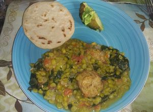 Una foto de Sofrito de Lentejas con espinaca y chicken meatballs