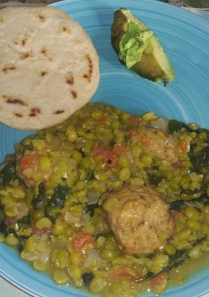 Una foto de Sofrito de Lentejas con espinaca y chicken meatballs