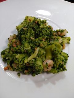 Una foto de Brócoli con gambas