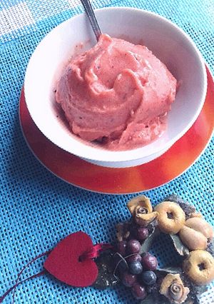 Foto di Gelato veloce e light di frutta mista (senza panna, senza uova)