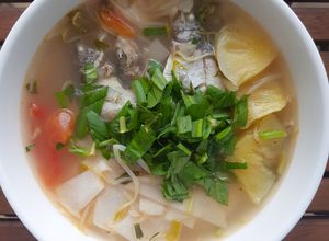 Hình của món Canh cá kình nấu măng chua.