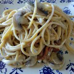 Una foto de Pasta con panceta ahumada y champiñones