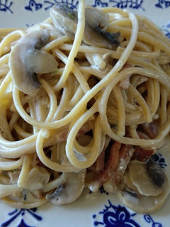 Una foto de Pasta con panceta ahumada y champiñones