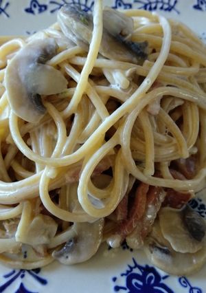 Una foto de Pasta con panceta ahumada y champiñones