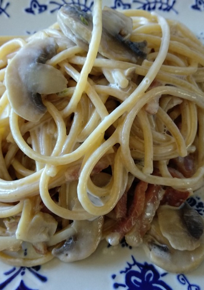Una foto de Pasta con panceta ahumada y champiñones