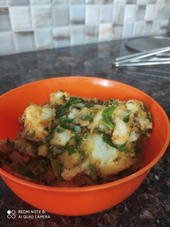 पालक आलू की सब्जी (Palak aloo ki sabzi recipe in Hindi) रेसिपी मुख्य फोटो