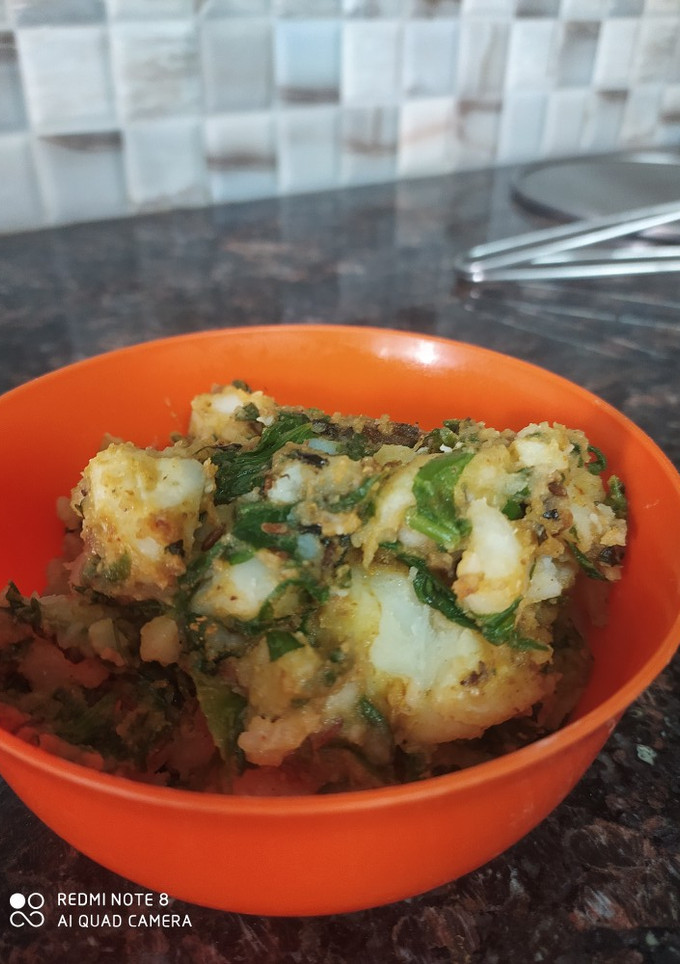 पालक आलू की सब्जी (Palak aloo ki sabzi recipe in Hindi) रेसिपी मुख्य फोटो