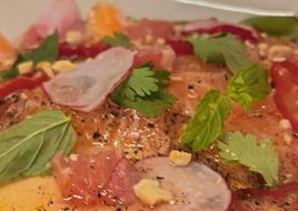 Tiradito de Salmón con Salsa de Cítricos y Miel de Pomelo