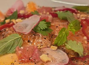 Una foto de Tiradito de Salmón con Salsa de Cítricos y Miel de Pomelo