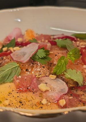 Una foto de Tiradito de Salmón con Salsa de Cítricos y Miel de Pomelo
