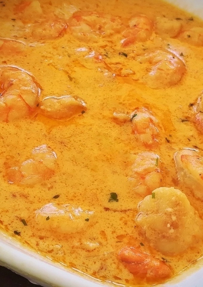 Una foto de Vieiras y langostinos a la crema de cava