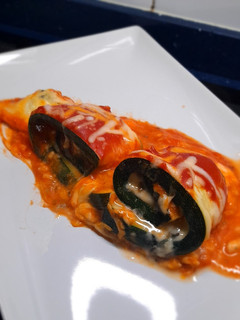 Una foto de Rulos de calabacín con queso gorgonzola y mozzarella