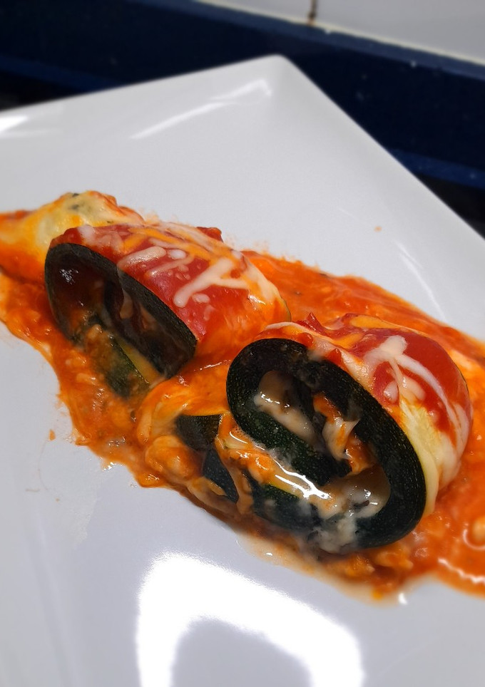 Una foto de Rulos de calabacín con queso gorgonzola y mozzarella