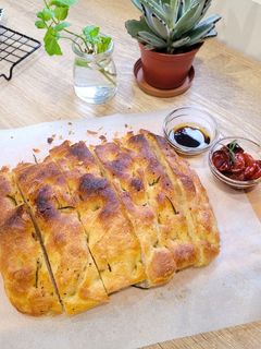 超簡單!第一次做就上手,外酥內軟的義式佛卡夏 的食譜成品照片