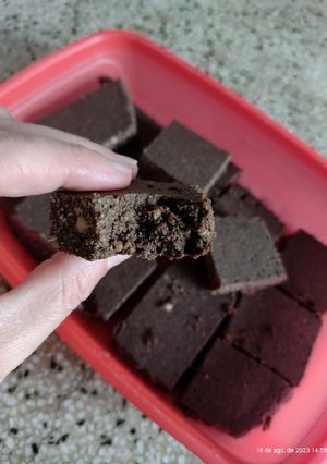 Una foto de Cuadraditos de ricota y algarroba 😋. Sin TACC