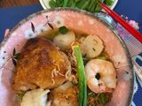 Mì hải sản, gà giòn