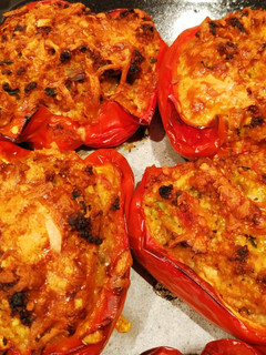 Una foto de Pimientos rellenos de pechuga de pavo, verduras y cuscus