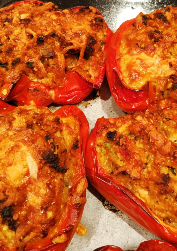 Una foto de Pimientos rellenos de pechuga de pavo, verduras y cuscus