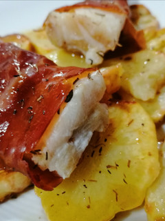 Una foto de Bacalao al horno con jamón y salsa de miel