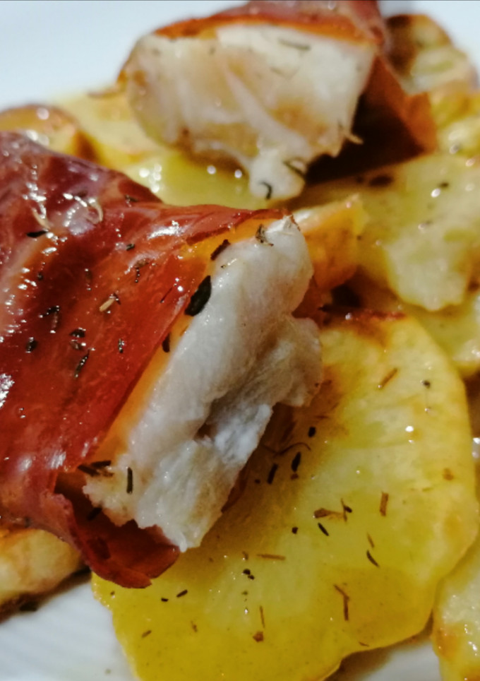 Una foto de Bacalao al horno con jamón y salsa de miel