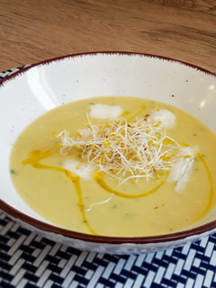 Una foto de Crema de puerro con dados de queso gorgonzola