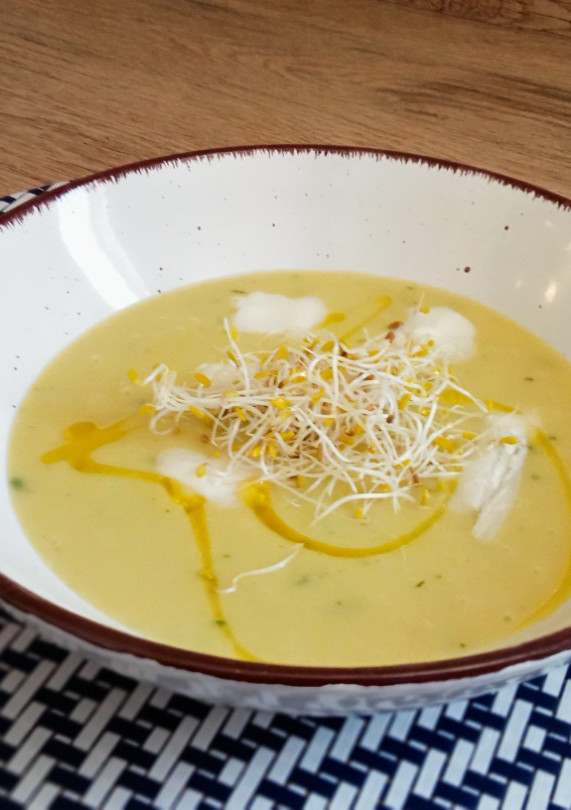 Una foto de Crema de puerro con dados de queso gorgonzola