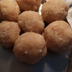 A picture of Rice flour ladoo.